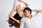 室内,人,漂亮的人,白昼,白色_68a4ae53d_东方年轻夫妇躺在床上睡觉_创意图片_Getty Images China
