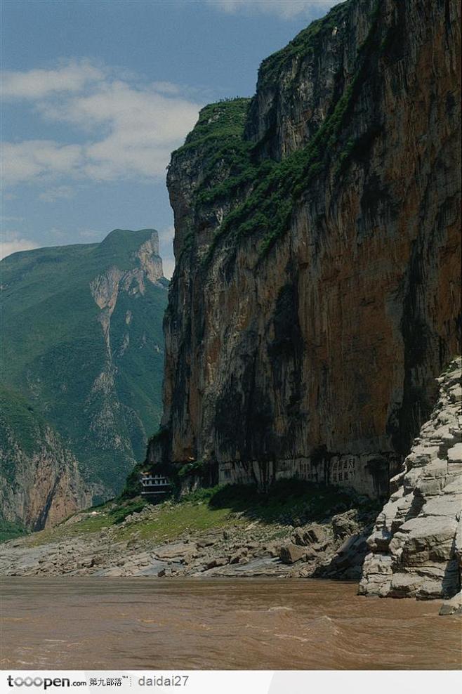 长江三峡风景-高耸的岩壁
