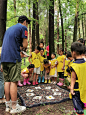 游侠研学：森林自画像～孩子们手中的百变“面孔”-游侠客 : 共青国家森林公园 【森林自画像】德国原版热身训练词汇变变变，感受自然、自我介绍。感官训练：猫头鹰的记忆，触摸体验自然材料。创作训练：森林树木浮雕自画像，当自然材料与陶土搭配雕塑自己的作品。认知模块：…