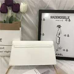 单肩包 70670805 半宝石装饰翻盖梯形单肩斜挎包 : 阿里巴巴单肩包 70670805 半宝石装饰翻盖梯形单肩斜挎包，PU女包，这里云集了众多的供应商，采购商，制造商。这是单肩包 70670805 半宝石装饰翻盖梯形单肩斜挎包的详细页面。货源类别:现货，是否库存:是，库存类型:整单，货号:宝石锁包，是否支持分销:支持分销，款式:女式单肩包，面料质地:PU，里料质地:PU，箱包形状:横款方型，箱包潮流款式:翻盖包，开盖方式:包盖式，流行元素:金属，包内部结构:拉链暗袋，肩带根数:单根，箱包大小:中，图