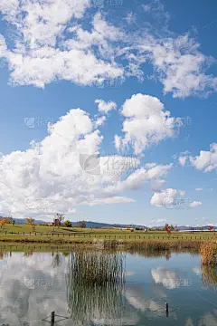 秋天的池塘和蓝天