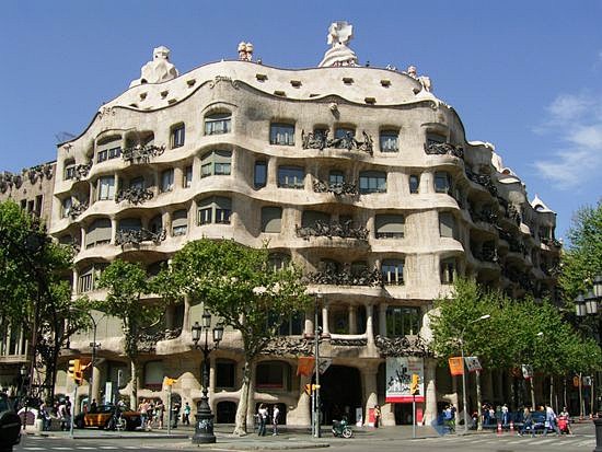 西班牙米拉公寓 俗称“采石场”（La Pedrera）高迪的杰作。这幢建筑完工时因其先锋性质和大胆的手法而引起了极大的骚动。许多人认为这幢房子 ...