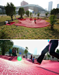 Architekci stworzyli instalację śladów dwóch dużych potworów jako część miast Shenzhen i Hong Kongu. Monster Footprint na Placu Citizen składa się z 120 metrów kwadratowych różowej gumy zatopionej w ziemi i funkcjonuje jako plac zabaw dla mieszkańców w ce