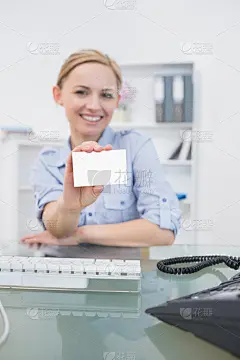 快乐的女主管在办公室拿着空白卡片