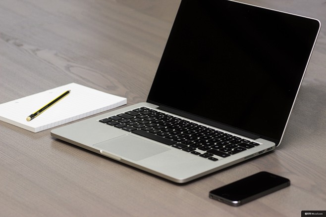 苹果智能手机手机办公桌笔记本电脑macbook商业摄影图片图片壁纸