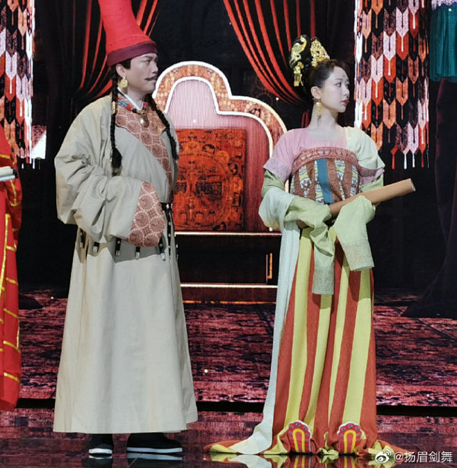 【国家宝藏服饰---松赞干布的朝霞冠与左衽袍】吐蕃赞普戴“朝霞冠”，是一种用赤红色的霞毡缠制成的筒状头巾，如朝霞一般，“朝霞冒首”。朝霞冠外还 ...