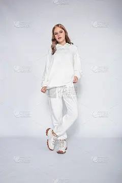 漂亮的金发女子穿着一套白色的运动服