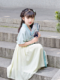 #儿童汉服# #汉服上新# #汉服# 丸子小妹妹新品到货啦！很多宝妈说夏天快到了，出门游玩没有好看的汉服穿，岁暮就是一款既能美美拍照，又能日常穿着的汉服哦，颜色清新，面料透气，值得夏天拥有哦！（丸子家是一年新店，喜欢丸子家汉服的同袍，希望看到的能随手转发，请支持原创汉服~）店铺链接： ​​​​...展开全文c