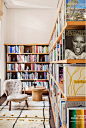 Moderne Hausbibliothek als Raumteiler dienen super schicke Gestaltungsidee