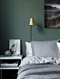 #收物家居手册# #最美卧室设计#
卧室设计：墨绿色的背景墙和高级灰的四件套不能更搭哦 ​​​​