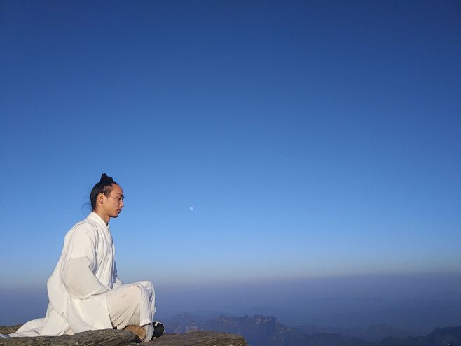 武当道士轻轻地挥手,就可以向天边的云彩致意现代真人小名三皮同采自