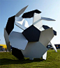 坐落在温布利球场在宜家商场的影子，这四款米高的标志性雕塑，有角度的球由詹姆斯·霍普金斯，庆祝的...： 