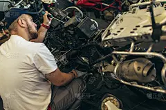 从事摩托车维修服务的专业摩托车修理工