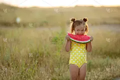 美丽的小女孩吃西瓜户外特写照片