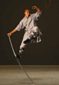 中国武術の一つ､棍術｡中国の棍は柔軟性のある木材で造られていて写真の様に足場として使い手足で攻撃する等､幅広い戦法が使える｡/Shaolin monk shows his fighting prowess