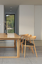 木制餐桌椅与吧台触感温润柔和，在线条设计上则刚劲有力，材质与线条的巧妙组合使餐厅空间内达到最佳的平衡。
