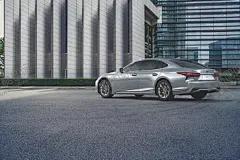 雷克萨斯新LS上市 【酷图网】汽车,雷克萨斯,lexus,新款LS,全新,旗舰车型,豪华,凌志,新车,高档汽车,商务车,轿车,行政,混合动力,新车上市,名车,三厢车上市会,车展,进口汽车,背景海报,汽车保养,汽车广告,汽车展架,展板,挂旗,汽车海报,汽车单页,汽车团购,展馆,年终盛典,年末钜惠,新年,城市,建筑,高楼,汽车背影