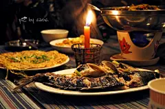 这样的烛光晚餐，没有红酒牛排却有着人间最为清澈的美味。老板说湖里鱼很多也叫不上名字，但就是很美味，虽然有很多刺，但是肉质及其鲜美，蒸着吃，是甜的。,小溪在哪儿呢