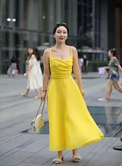 微胖牛仔裤美女，时尚性感显气质，好身材完全展现！