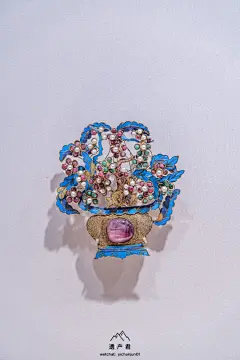 【故宫博物院藏的清代宫廷点翠文物】点翠工艺是一项中国传统的金银首饰制作工艺，起着点缀美化金银首饰的作用。用点翠工艺制作出的首饰，光泽感好，色彩艳丽，光泽和色彩可以保存很长时间。 ​​​​