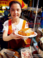 美食与美酒杂志#台湾美食#【棺材板】台湾最古老的小吃之一，本身是厚吐司切开一个长方形的“盖”，挖空里面的面包，倒进煮好的白汁芝士烩海鲜，加“盖”，便成棺材板。因口味并不容易接受，于是出现很多改良版，如不用芝士做汁，改用鸡肉作馅等，这种传统风味的已不多见。哪里吃：台南花园夜市