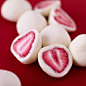 Strawberries Dipped In Yogurt，酸奶包裹着的草莓。