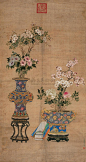 郎世宁——《清供图》花卉立轴欣赏  |  <br/>清|郎世宁(1688-1766)，意大利米兰人，原名朱塞佩·伽斯底里奥内，清康熙54年(1715)作为天主教耶稣会修道士来中国传教，后入宫如意馆，清宫十大画家之一，历经康、雍、乾三朝，极大影响了康熙后的清代宫廷绘画和审美趣味。 