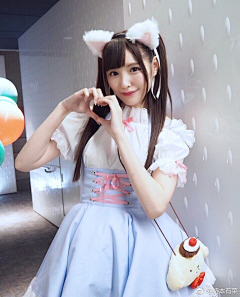 我不是权志猴采集到云想衣裳花想容，春风拂槛露华浓