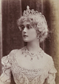 Lina Cavalieri(1874-1944年)，意大利籍的歌剧明星，在巴黎成名，以优雅魅力著称。她成长于孤儿院，但却凭借着自己姣好的面容和出色的嗓音跻身于巴黎上流社会，第一任丈夫就是俄国王子，曾被媒体称为“世界上最美的女人”。著名艺术家Piero Fornasetti设计的盘子就用了Lina Cavalieri的形象。