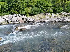 美丽的自然风光，青山绿水。山河有岩石和绿色的森林
