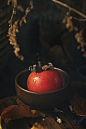 暗色调木桌上摆满秋天成熟的柿子照片下载