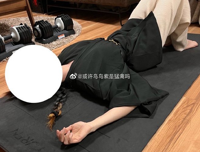 昨天给学生拍的仰躺衣褶参考（。） ​​​...