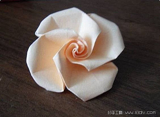 纸花是折纸中很大的这一种折纸手工，玫瑰花...