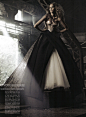 黑色礼服或婚纱总给人高贵，神秘，诱惑的吸引力。来自欢庆网：http://stm.huanq.com/ 