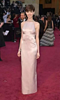【奥斯卡回顾，19个最难忘的女星造型，第1个最经典】17.第16张：安妮·海瑟薇Anne Hathaway, 2013