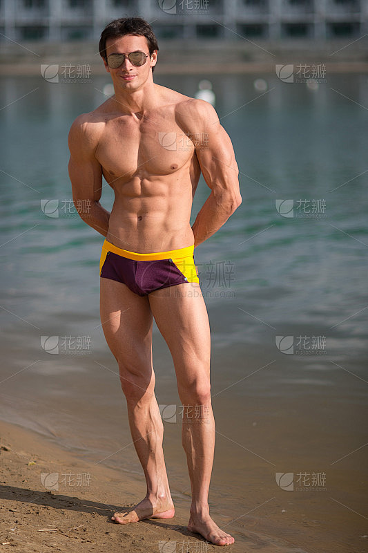 一个运动，运动，肌肉性感的男人在泳裤的肖...