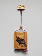 Netsuke and Inrō with Herons among Reeds (obverse); Crow (reverse)《印籠·Inrō》最先来源于中国，顾名思义就是放印章的容器。以名贵木材或金属为主体，镶嵌珠母、钿金、银、锡、瓷、象牙等材质，用丝带衔接挂坠。