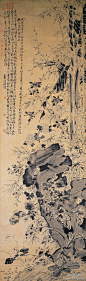 明 徐渭《花竹》--- 本幅以水墨图绘竹石与花卉，画中以微细多样的墨色变化，大笔刷出石面，双钩白描画竹，画花的笔法则快速恣肆，时见晕染与水墨流动，但墨调层次变化很多，画面活泼热闹而有生意。对画家而言，笔情墨趣的表现显然比精细描绘景物更为重要。(459×1500)