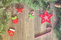 圣诞背景与装饰元素在木板上