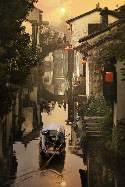 桥影不随流水去， 渔歌偏带夕阳来。