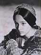 【最美朱丽叶】莎士比亚的爱情悲剧《罗密欧与朱丽叶》自1595年问世以来已被搬上银幕12次，其中，1968年由弗兰克·杰弗瑞里导演的版本，自问世以来就一直被视为典范之作。 而片中饰演朱丽叶的奥丽维娅·赫西也被影迷称作最美朱丽叶。（via复古迷）
