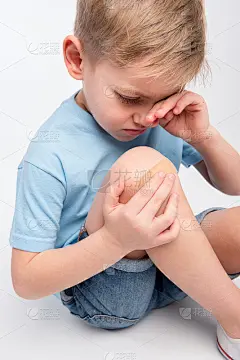 膝盖上打着补丁的小男孩