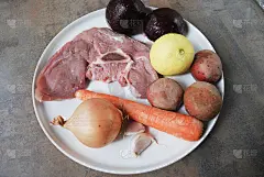 甜菜根汤的配料。