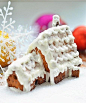 姜饼屋是圣诞节最应景的食物，透着姜香味的小饼干做成房子零件再用糖霜组合装饰，做好的姜饼屋宛如童话中小屋充满梦幻色彩。