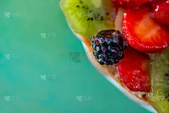 黑莓和各种新鲜水果中的甜明胶。浆果特写在软焦点。甜点。美丽的水果背景。