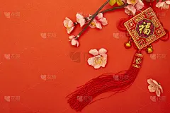 桌子上放着笔记本电脑红色背面的春节装饰品和吉祥饰品