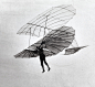 Otto Lilienthal|奥托·李林塔尔

奥托·李林塔尔的外号是飞人，他是第一个成功使用滑翔机飞行的人。他于1848年5月23日出生在普鲁士波美拉尼亚省安克兰。在读书期间，他就开始和他的兄弟古斯塔夫一起研究鸟类飞行，然后就开始制作了一种捆绑式的飞行翼，当然是失败了。
后来，他进入了柏林的皇家技术学院。1867年，他开始气体能量方面的实验，之后，他获得了首个采矿机器专利。还创立了自己的公司，生产锅炉和蒸汽机。1889年，他出版了自己的著作《鸟类飞行》，他做了很多关于鸟类飞行的研究，特别是鹳鸟，研究它