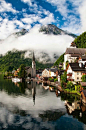 哈尔施塔特镇(Hallstatt)是奥地利上奥地利州萨尔茨卡默古特地区的一个村庄，位于哈尔施塔特湖湖畔。历史上这一地区就因盐而致富。因此这里又被称作“世界最古老的盐都”。哈尔施塔镇也被称为世界上最美的小镇，来到这里，发现这里有一种安静恬然的气韵，是一种纯正淡定的欧洲气质，到处能看见童话般清幽美丽的小木屋，纯净的生命气息散发在空气中。恬淡，美好。