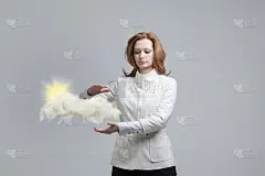 年轻女子和太阳从云层后面闪了出来