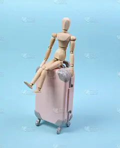 旅行的概念。木偶戏坐在旅行箱上